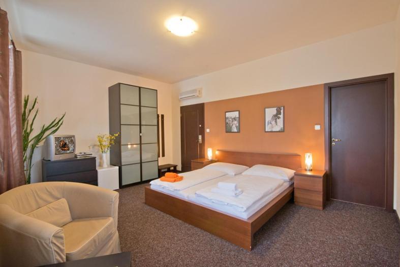 Hotel U Zlateho Byka Písek Oda fotoğraf