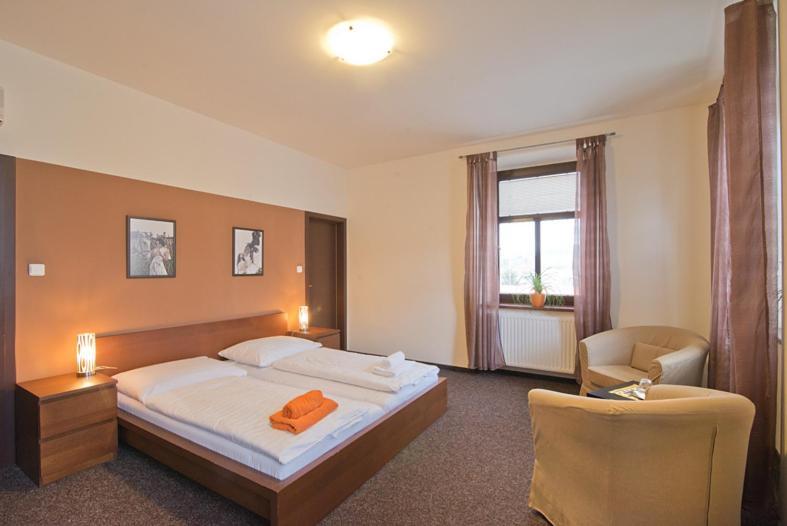 Hotel U Zlateho Byka Písek Oda fotoğraf